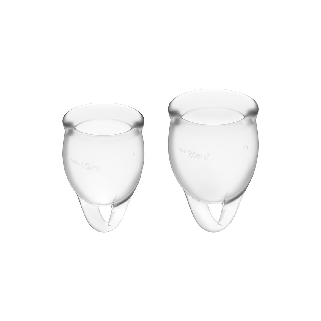 Twee transparante menstruatiecups van Satisfyer naast elkaar op witte achtergrond, met flexibel siliconen trekringetje