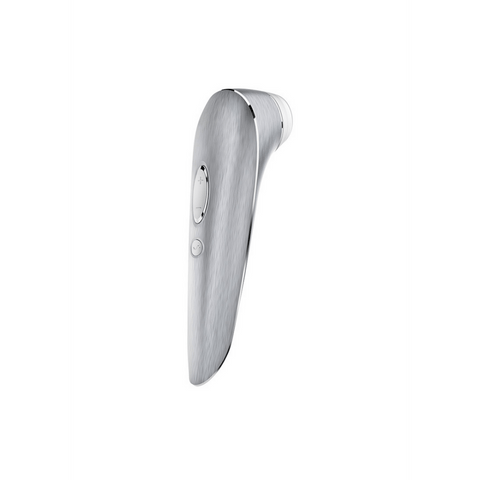 Satisfyer High Fashion Air Pulse stimulator zilverkleurig, schuin vooraanzicht, slanke ergonomische vorm