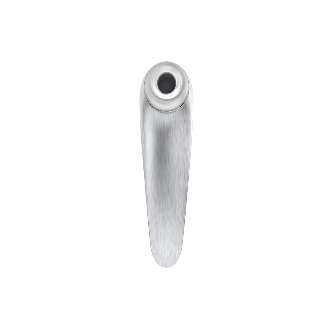 Satisfyer High Fashion Air Pulse vibrator zilverkleurig, vooraanzicht met ronde zuigopening en bediening, studio productfoto