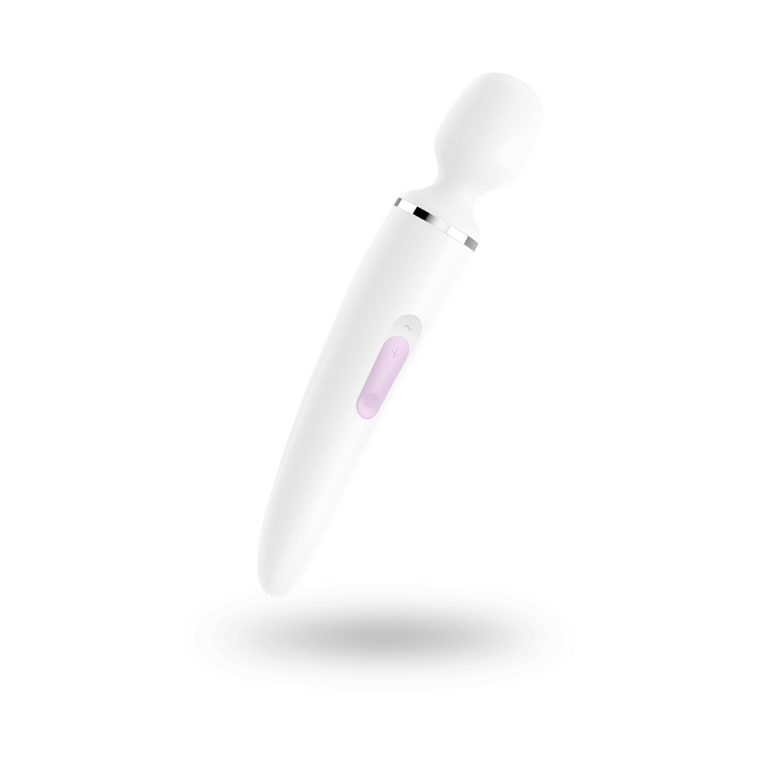 Satisfyer Wand-er Woman wand vibrator wit, schuin zijaanzicht, ergonomische grip en zachte siliconen kop