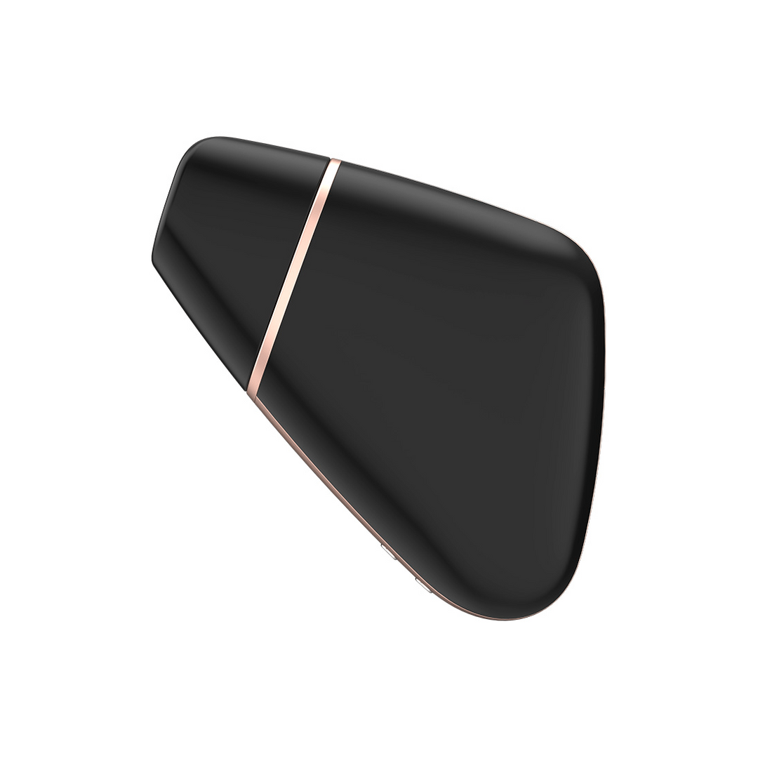 Satisfyer Love Triangle Air Pulse stimulator zwart, driehoekvorm, zijaanzicht met zachte siliconen rand