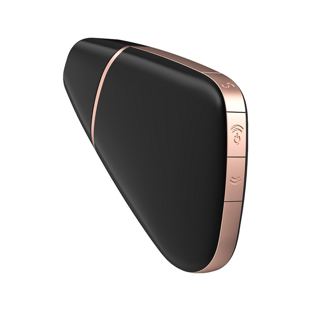Satisfyer Love Triangle Air Pulse vibrator zwart, schuin achteraanzicht, compacte handpalm vorm