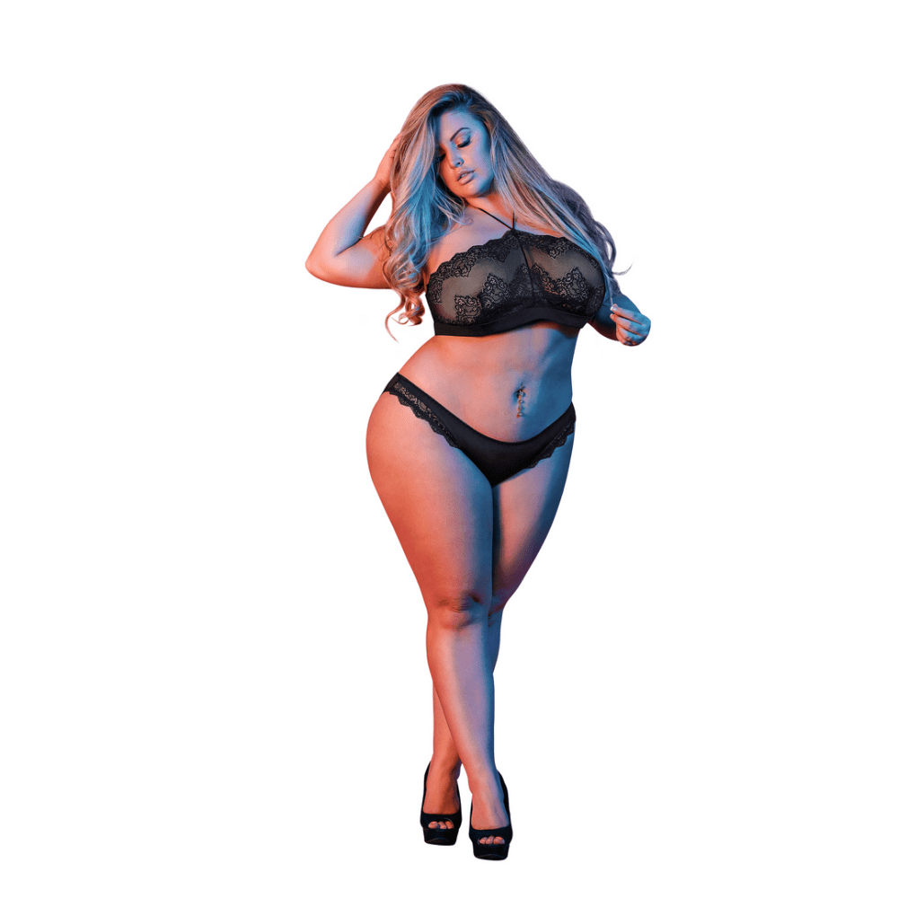 Model draagt Magic Silk halter bandeau en panty set zwart, maat 2X, zijaanzicht, halterband met slip