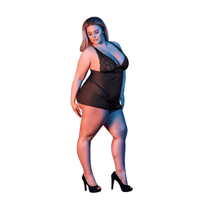 Model draagt Magic Silk V-back babydoll met string zwart, maat 2X, zijaanzicht, V-rug met bandjes