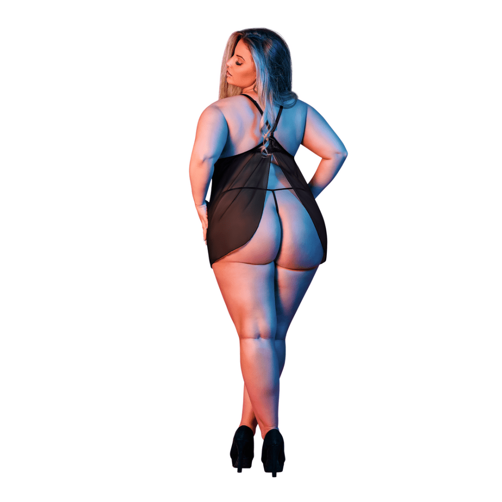 Model draagt Magic Silk V-back babydoll met string zwart, maat 2X, vooraanzicht, babydoll met kant en bandjes