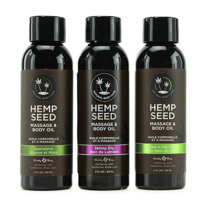 Earthly Body Hemp Seed massageolie cadeauset met drie donkere flesjes naast elkaar op witte achtergrond