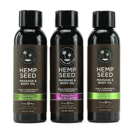 Earthly Body Hemp Seed massageolie cadeauset met drie donkere flesjes naast elkaar op witte achtergrond