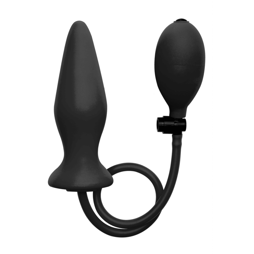 Ouch! by Shots opblaasbare siliconen plug zwart, vrijstaand met slang en handpomp op witte achtergrond.
