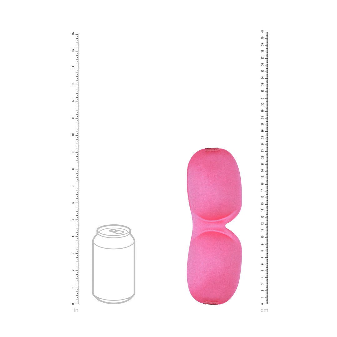 Ouch! by Shots 3D Mask roze met maatweergave op witte achtergrond, verticaal getoond naast opbergetui en meetlijnen