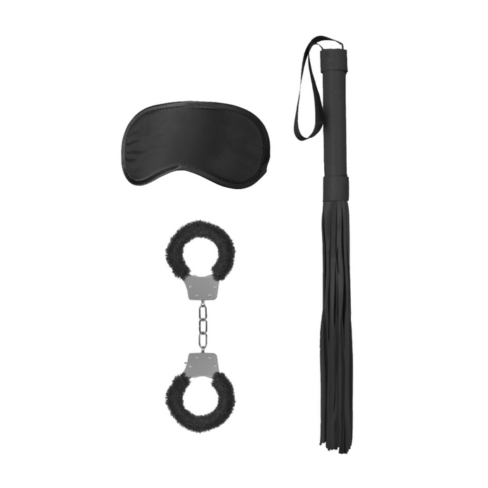 Zwarte bondage set flatlay, handboeien met zachte voering, satijnen oogmasker en touw, luxe beginnerspakket