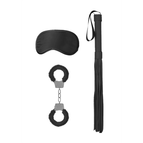 Zwarte bondage set flatlay, handboeien met zachte voering, satijnen oogmasker en touw, luxe beginnerspakket