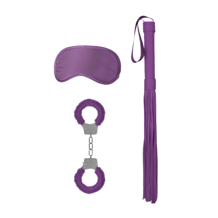 Paars bondage set, flatlay met boeien, flogger, masker en touw op witte achtergrond