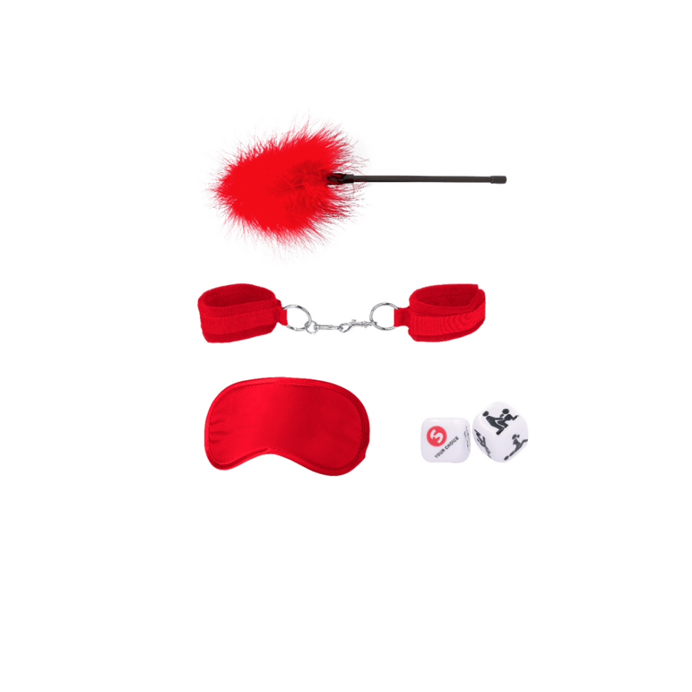 Rode bondage set voor beginners met boeien blinddoek ballgag kietelaar dobbelstenen en halsband op witte achtergrond