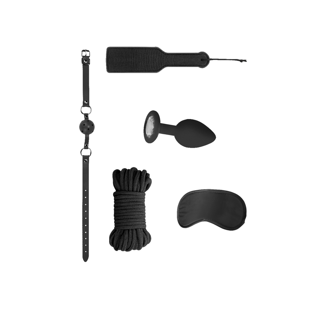 Zwarte bondage set, overzicht met ball gag, touw en butt plug, luxe starterkit op witte achtergrond