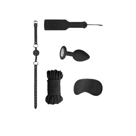 Zwarte bondage set, overzicht met ball gag, touw en butt plug, luxe starterkit op witte achtergrond