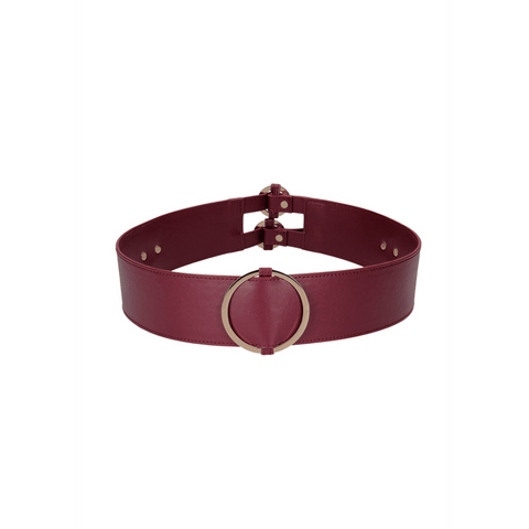 Waist Belt with Bondage Rings, bordeauxrode taille riem met metalen ringen, maat S/M, productfoto op witte achtergrond