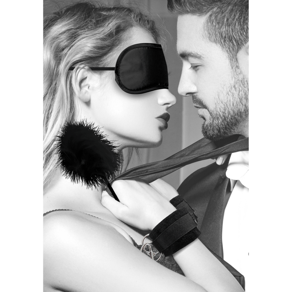 Koppel in zwart wit, gebruik van blinddoek en boeien uit de starterskit