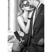 Sfeerbeeld met model, zwart masker en paddle, introductie van de bondage kit voor beginners