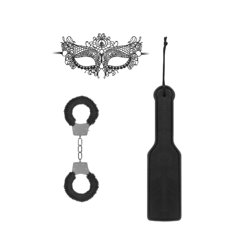 Bondage kit zwart wit voor beginners, overzicht met masker, paddle en metalen boeien, productfoto