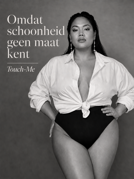 Zelfverzekerde curvy vrouw in zwart-wit met witte blouse en de tekst ‘Omdat schoonheid geen maat kent’ van Touch-Me.