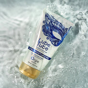 Orgie Xtra Moisturizing waterbased glijmiddel 150 ml, close up van blauwe tube op zachte handdoek