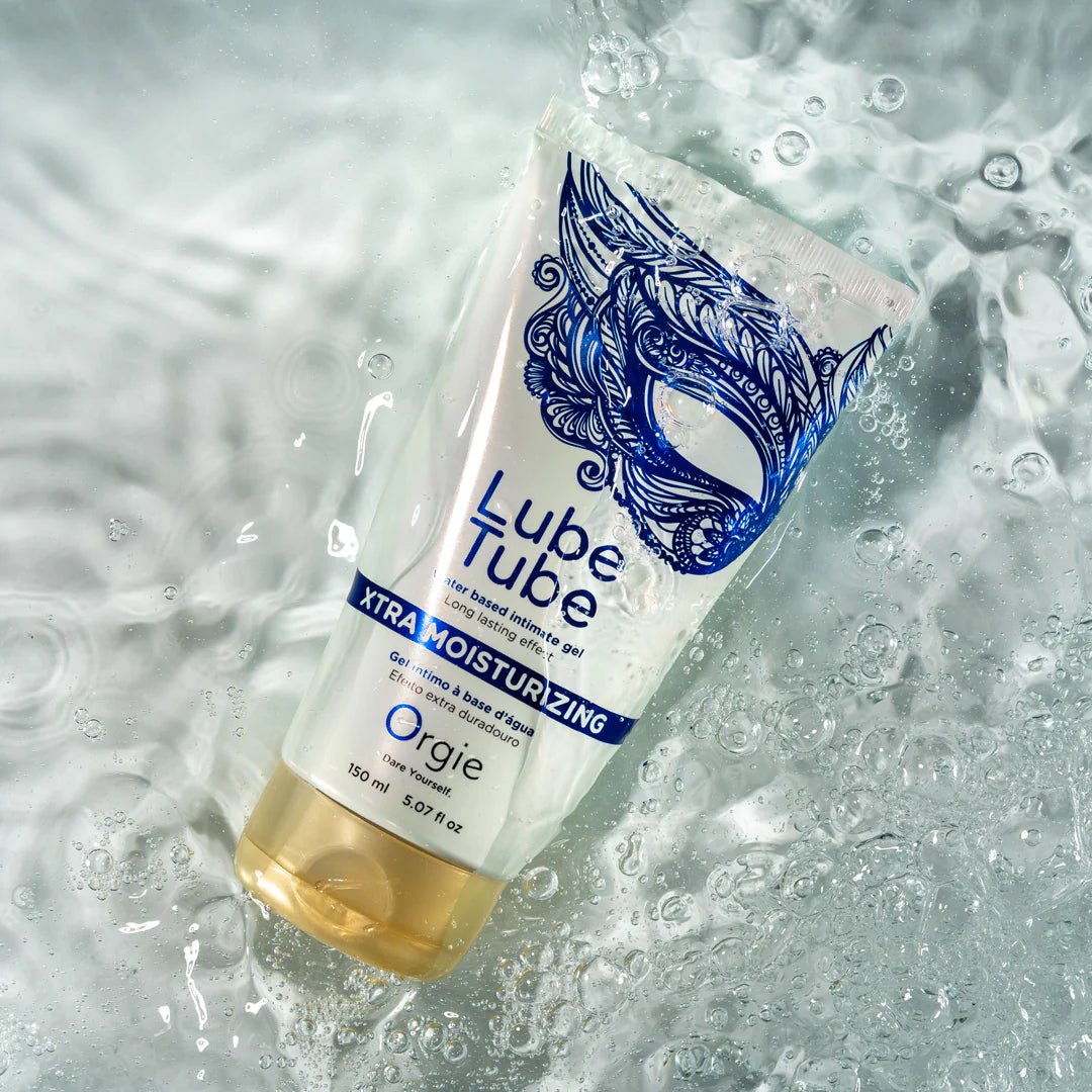 Orgie Xtra Moisturizing waterbased glijmiddel 150 ml, close up van blauwe tube op zachte handdoek