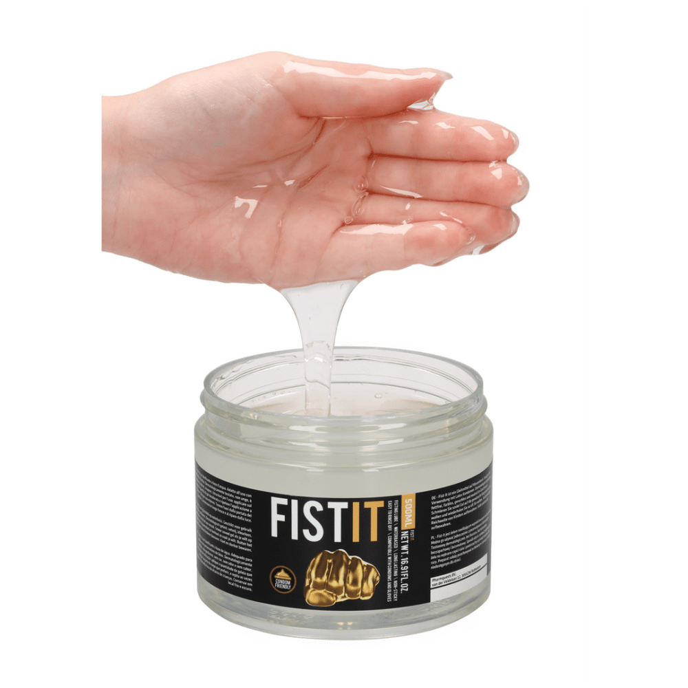 Pharmquests Fist It glijmiddel 500 ml, hand boven open pot voor gebruiksmoment