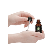 Gebruik van Pharmquests CBD Intimate Pleasure Oil, aanbrengen van CBD intieme olie met pipet op de huid