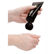 Hand die Pharmquests CBD delay spray 50 ml vasthoudt tijdens gebruik