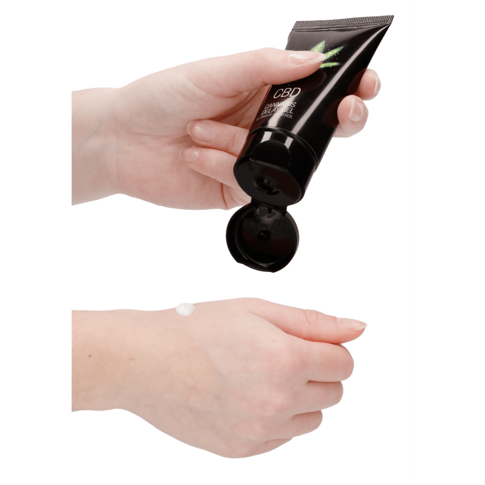 Hand die Pharmquests CBD delay spray 50 ml vasthoudt tijdens gebruik