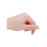Hand die Pharmquests CBD cannabis glijmiddel 50 ml doseert