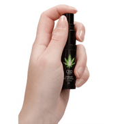 Hand die Pharmquests CBD delay spray 15 ml vasthoudt en gebruikt