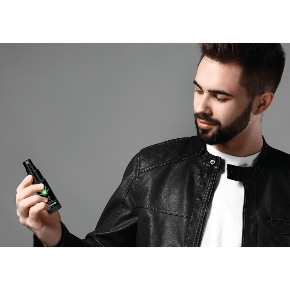 Man gebruikt Pharmquests by Shots CBD pheromone stimulator voor hem, lifestylebeeld