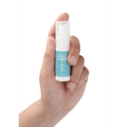 Hand die Pharmquests by Shots Travel Cleaner 15 ml spray vasthoudt, pocketformaat