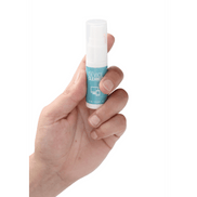 Hand die de Pharmquests Device Cleaner 15 ml vasthoudt, kleine en gebruiksvriendelijke desinfectiespray voor apparatuur