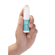 Hand die de Pharmquests Handle Cleaner 15 ml vasthoudt, compacte desinfectiespray voor snelle en gerichte reiniging
