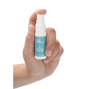 Hand die de Pharmquests Auto Desinfectiespray 15 ml vasthoudt praktische compacte spray voor snelle hygiëne