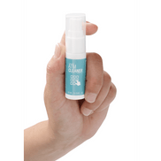 Hand die de Pharmquests Antibacterial Cleaner 15 ml vasthoudt, handige mini desinfectiespray voor directe schoonmaak