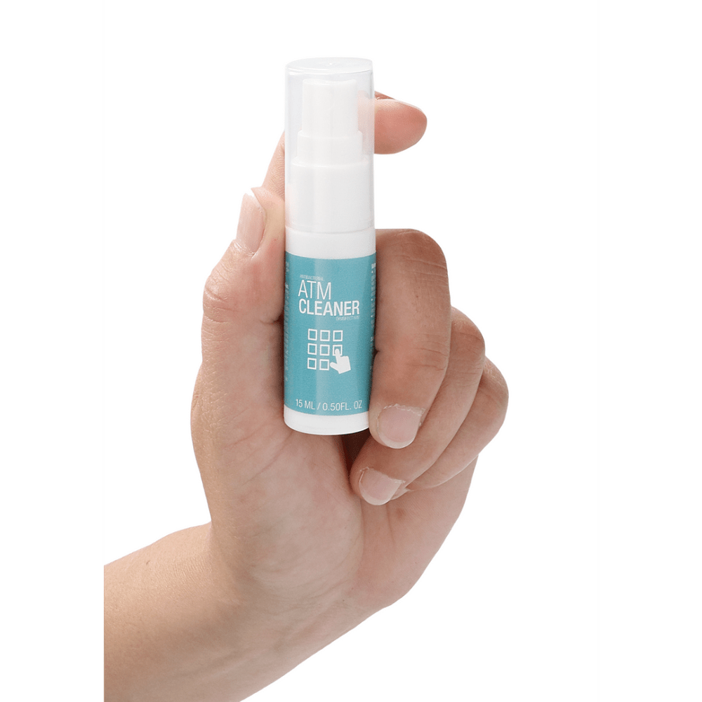 Hand die de Pharmquests Antibacterial Cleaner 15 ml vasthoudt, handige mini desinfectiespray voor directe schoonmaak