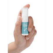 Hand die de Pharmquests Antibacterial Fitness Cleaner 15 ml vasthoudt, compacte spray voor directe schoonmaak van fitnessgear