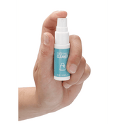 Hand die de Pharmquests Antibacterial Shop Cleaner 15 ml vasthoudt, toont compacte spray voor snelle en gerichte reiniging