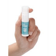 Hand die de Pharmquests Antibacterial Bar Cleaner 15 ml gebruikt, toont compacte sprayfles voor eenvoudige desinfectie
