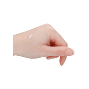 Hand die de pomp van de Pharmquests Slide Hybrid gebruikt, laat de soepele water en siliconen formule duidelijk zien