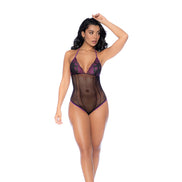 Mapalé bodysuit set in zwart en paars op model, met paarse kanten cups en een transparante zwarte mesh body