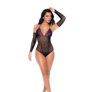Frontaal beeld van de Mapalé bodysuit set zwart/paars, gedragen op model met doorschijnende mesh en kant