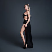 Allure Body Mesh rokje latex look zwart, zijaanzicht studiofoto op model, pasvorm en rokdetail, donkere achtergrond, maat XL