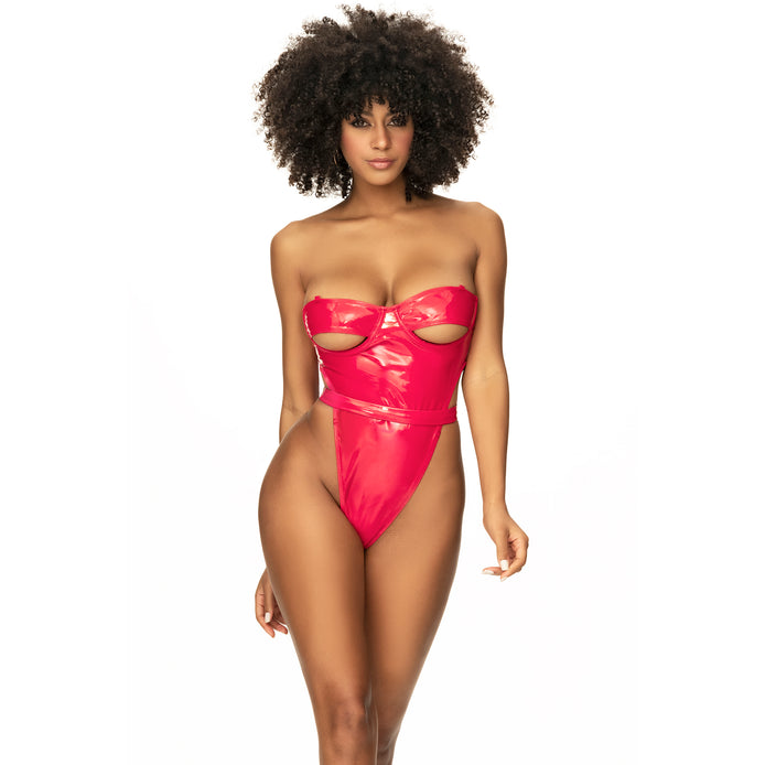 Mapalé teddy bodysuit rood maat M, vooraanzicht op model met diepe halslijn en glanzende rode stof