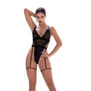 Mapalé bodysuit mesh wetlook zwart, maat M/L, vooraanzicht op model, mesh body met glanzende wetlook banen