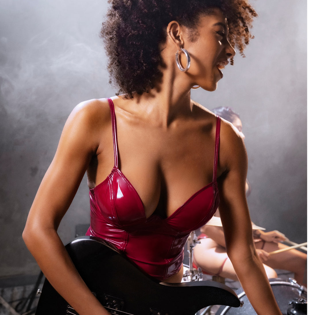 Mapale Twee-delige Bustier Set - Maat XL - Glanzend Wijnrood. zijwaarts lachen met gitaar