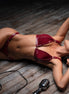 Mapalé bh string set wetlook wijnrood in maat L, liggend op houten vloer, glossy lingerie set met bandjes